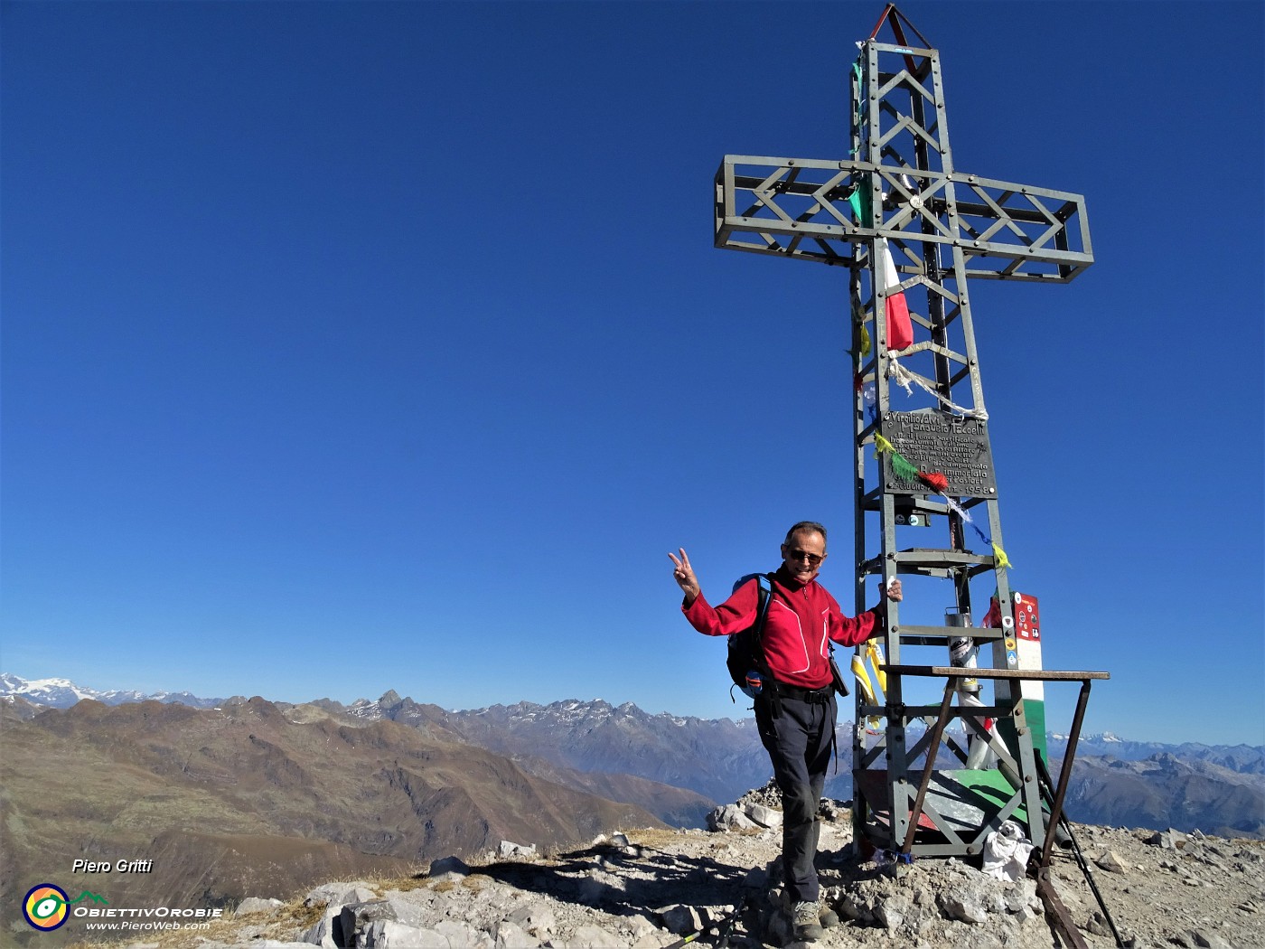 48 Alla croce di vetta del Pizzo Arera (2512 m).JPG